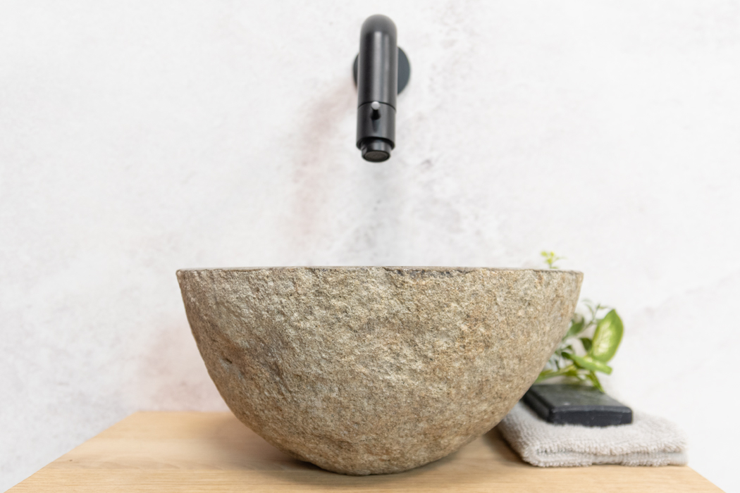Saniclear Baru fonteinset met eiken plank, rivierstenen waskom en zwarte kraan voor in het toilet