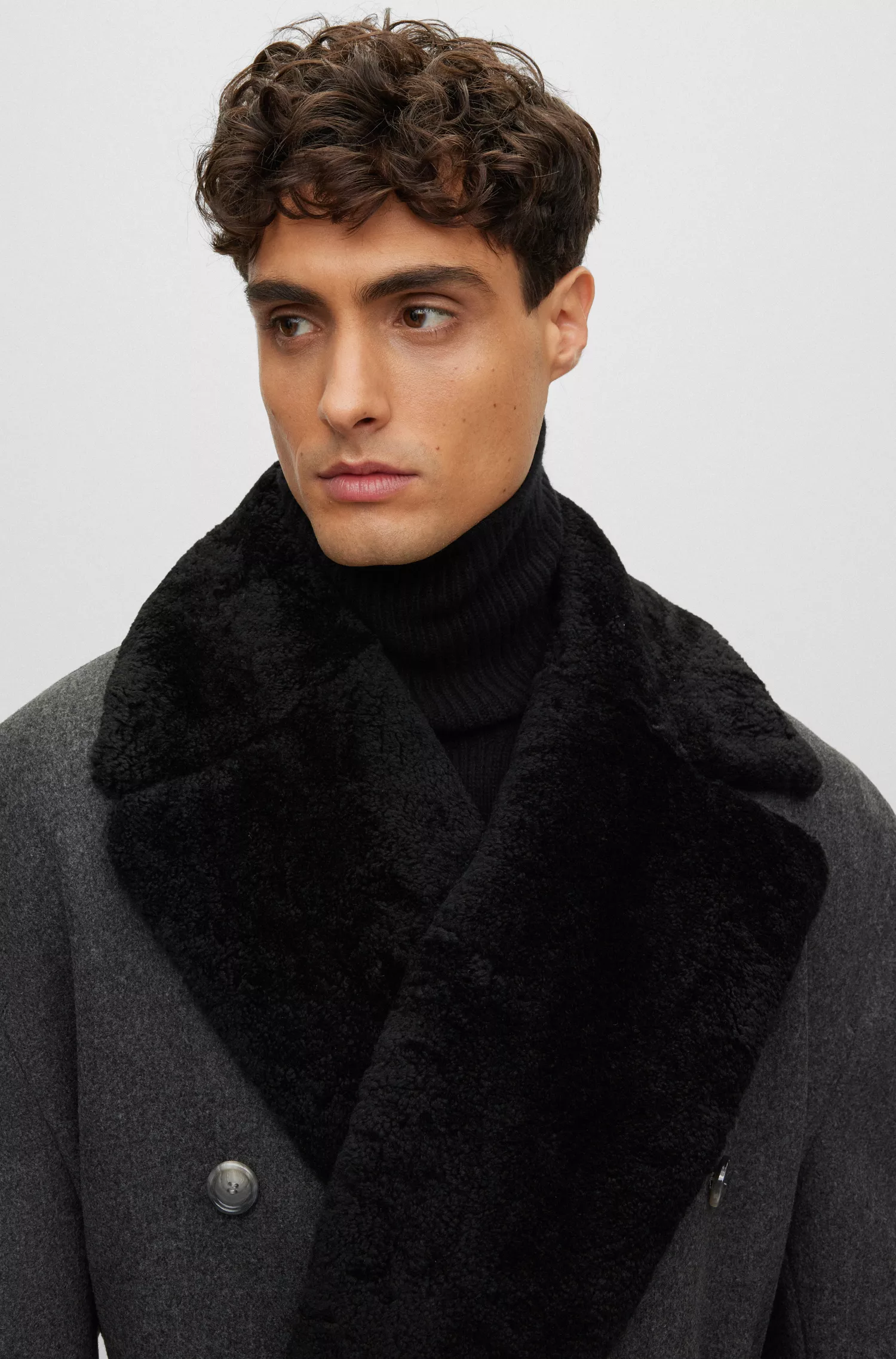 Casaco BOSS preto de corte relaxado em lã virgem e cashmere.