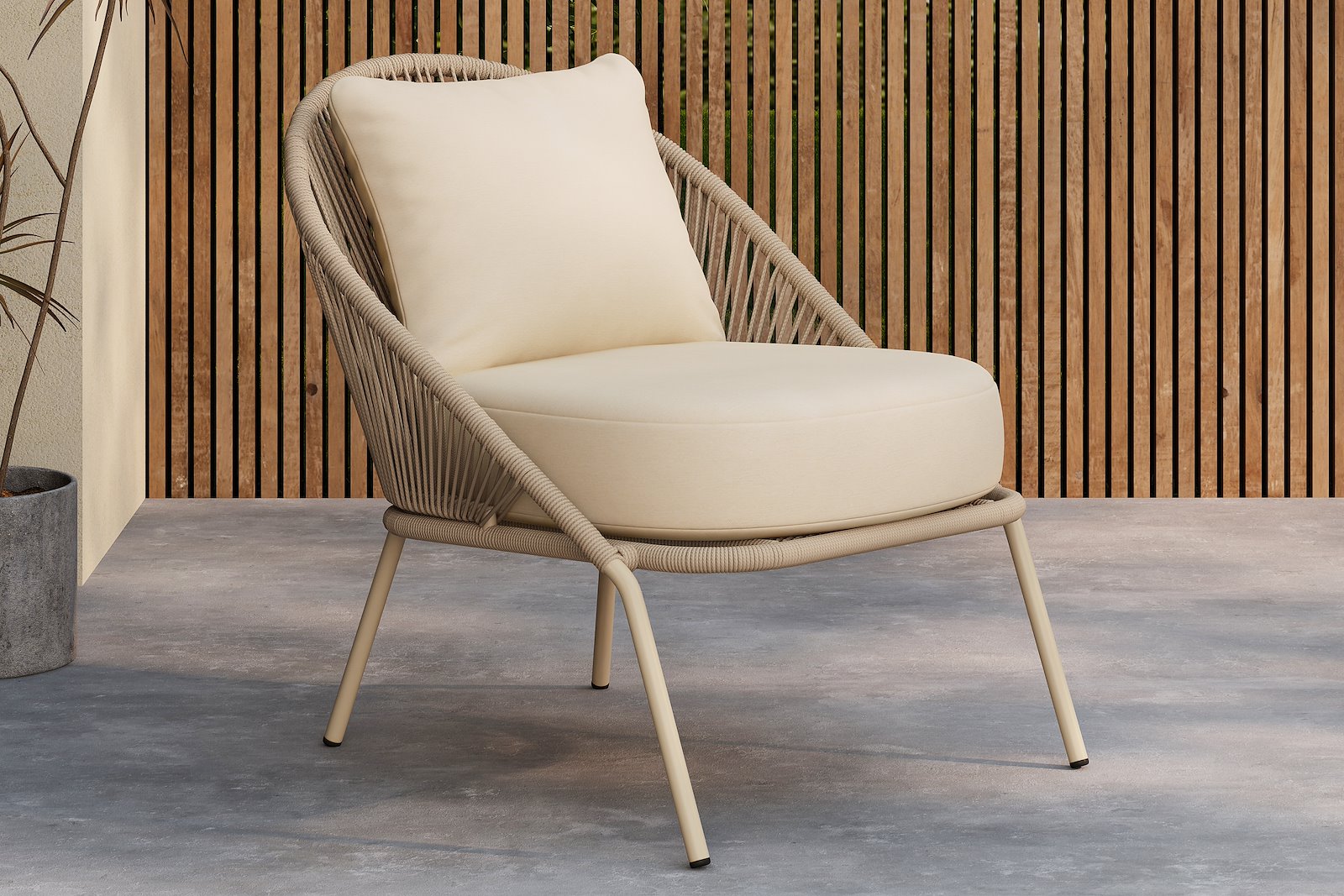 Lindos hagestol Hagestol med beiglakkert ramme, beige tau og med beige puter.