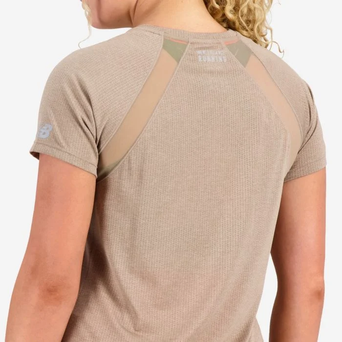 New Balance Dame T-shirts Printed Impact Run Short Sleeve Brun