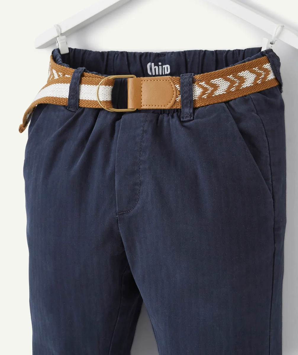 PANTALON CHINO GARÇON BLEU MARINE AVEC CEINTURE CAMEL