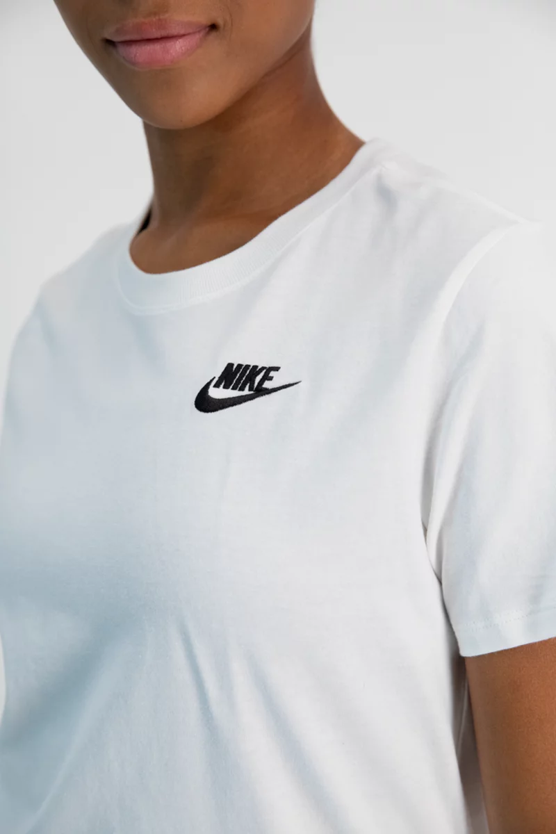 Nike Sportswear Club Essentials Damen T-Shirt