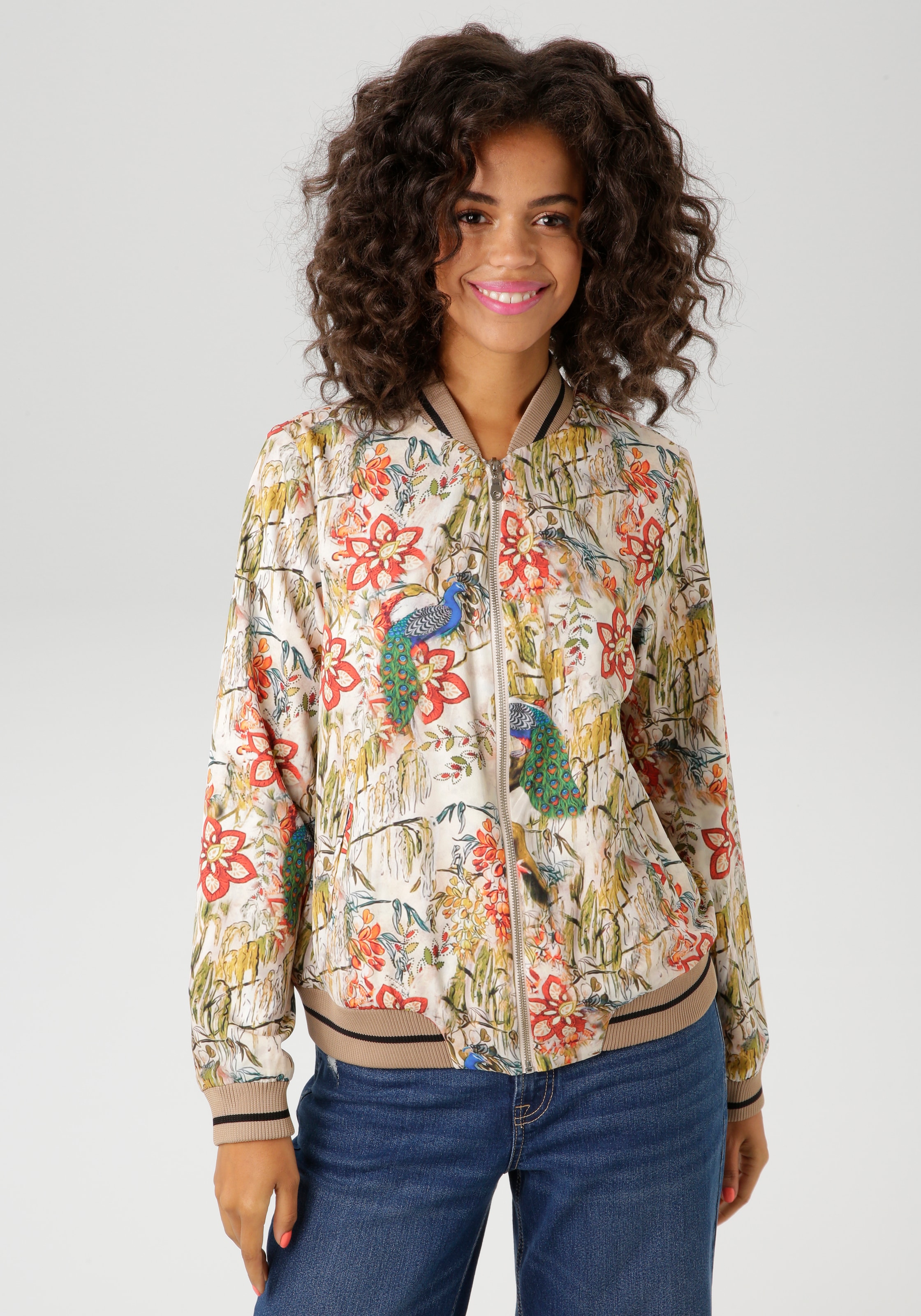 Aniston CASUAL Blouson mit farbenfrohen Pfauen und Blumen bedruckt