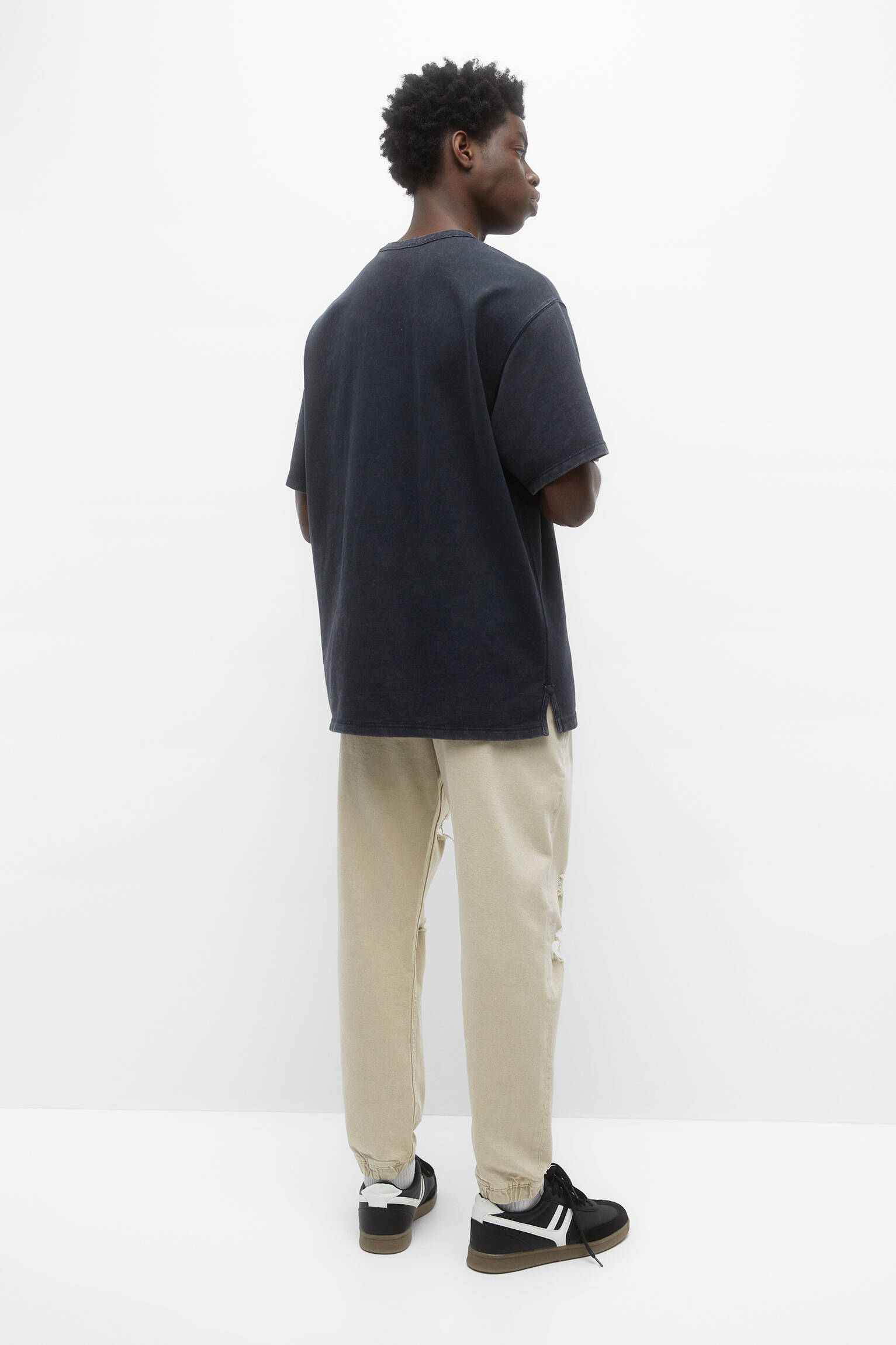 Calça jeans jogger rasgada - marrom