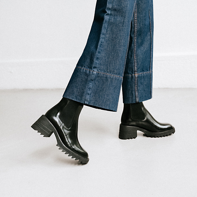 Boots à élastiques et semelles crantées  en cuir glacé noir