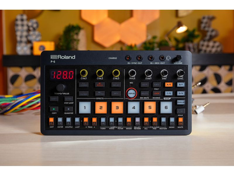 Roland Synthesizer AIRA P-6 Creative Sampler Kombiniert die berühmte Roland Sampling-Technologie mit fortschrittlichem Granular-Sounddesign und einem leistungsstarken Sequenzer in einem Gerät im Taschenformat