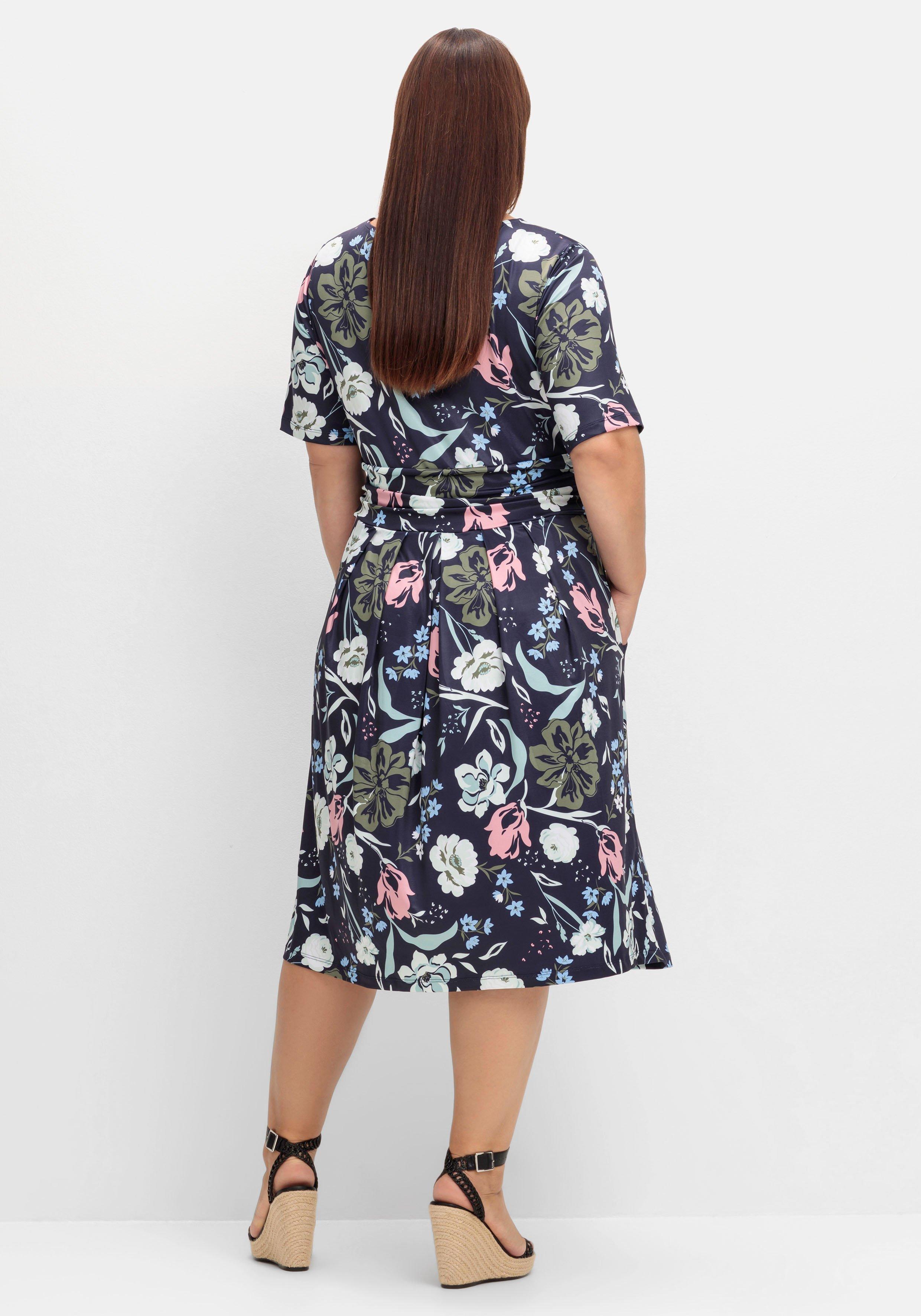 Jerseykleid mit Blumendruck und Taillenband