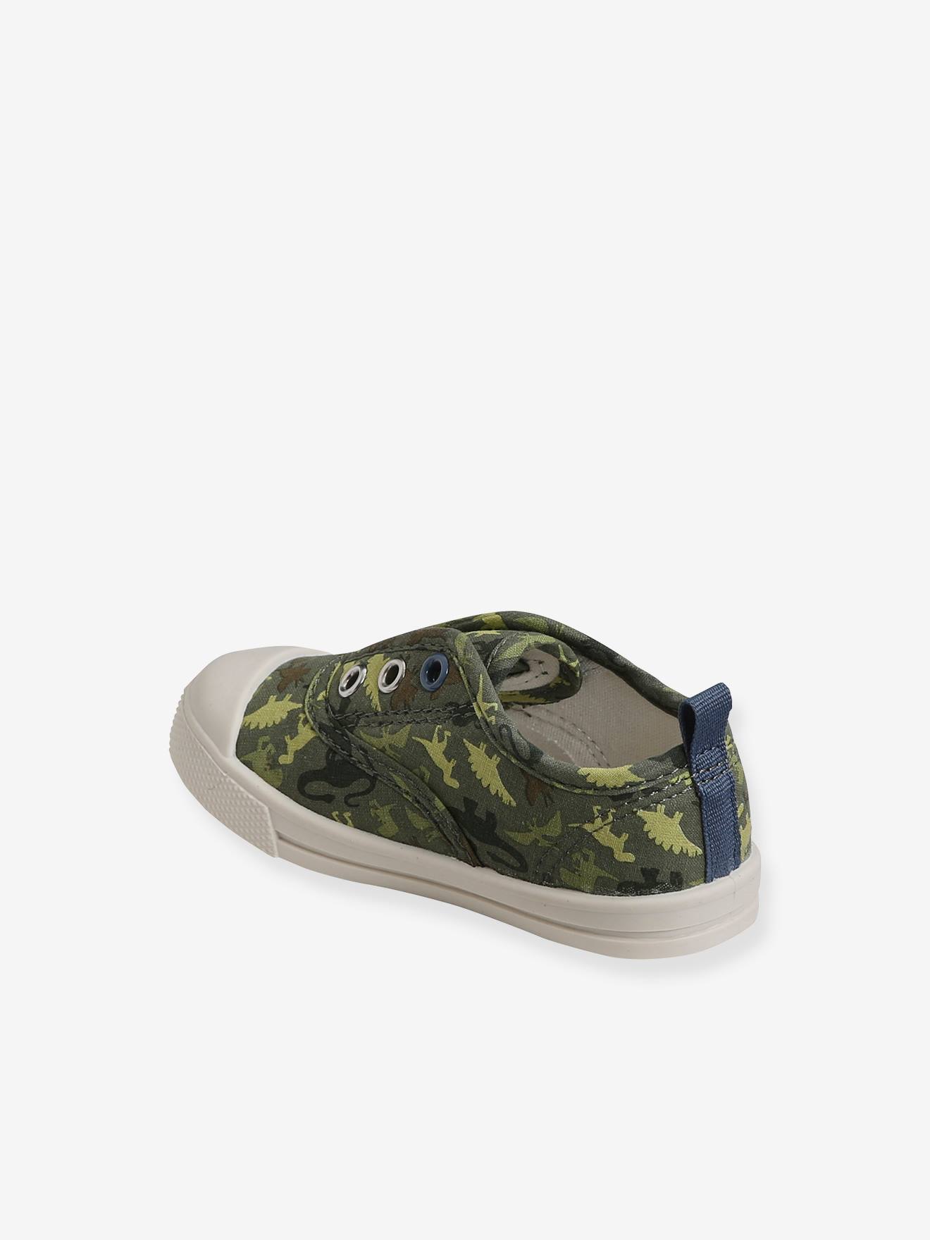 Tênis infantil masculino tamanho médio verde estampado com tiras elásticas de tecido.