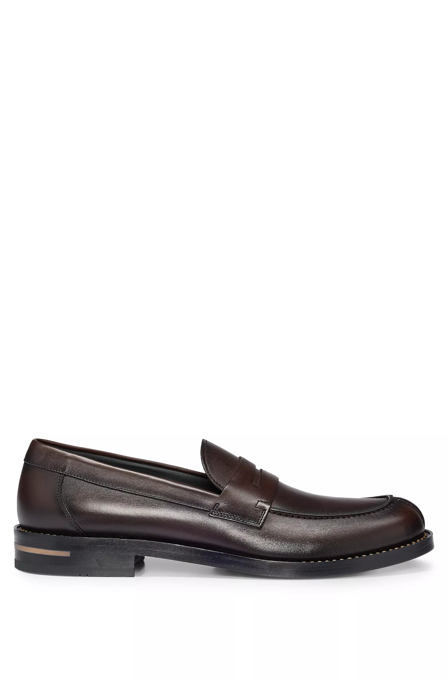Mocassins BOSS de couro preto com detalhe de moeda