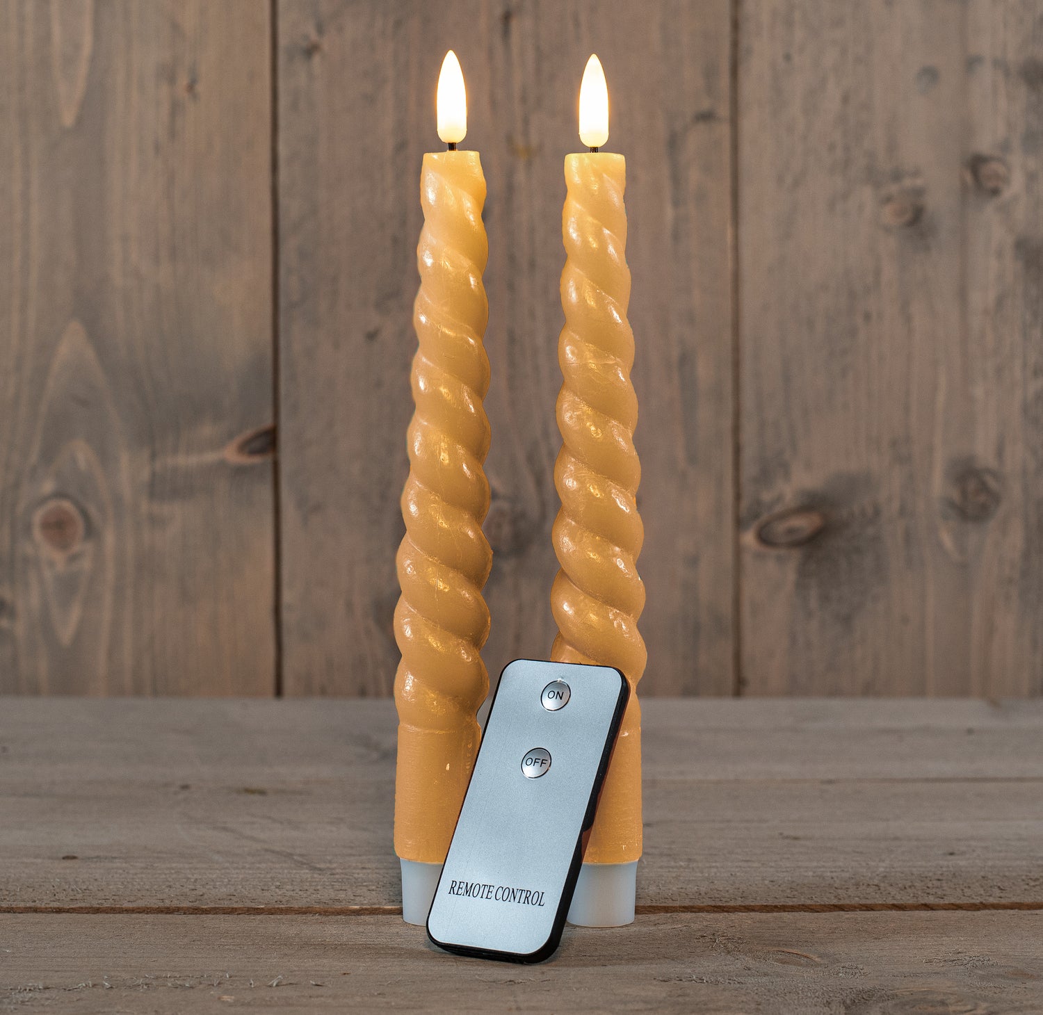 Anna's Collection LED kaars Swirl geel met afstandsbediening D 2,5 H 23 cm 2 stuks