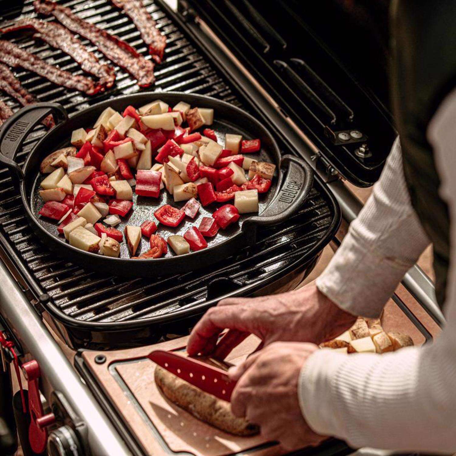 Churrasqueira portátil Weber Traveler com 1 queimador a gás propano líquido, preta.