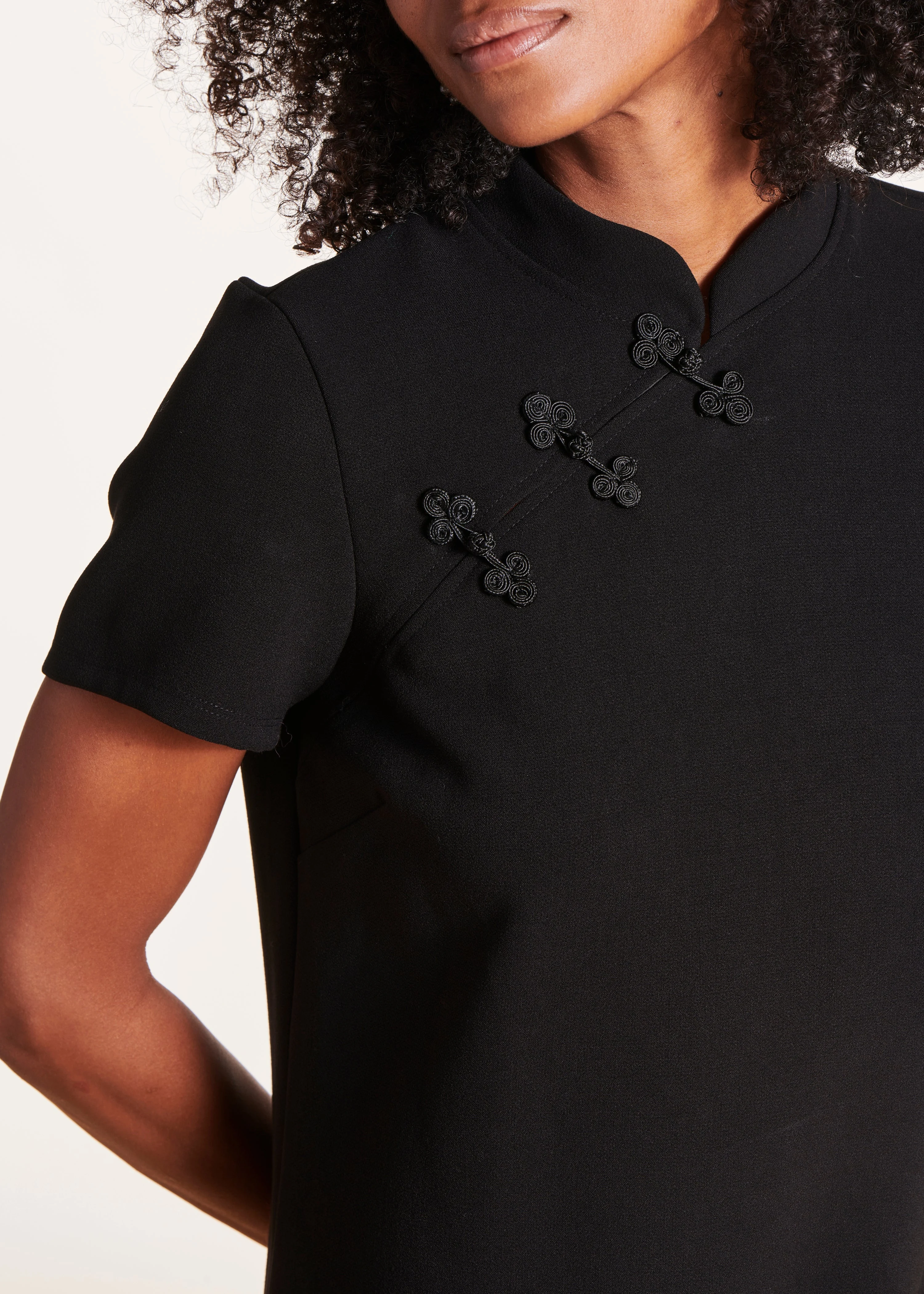 Robe courte évasée col mao | Noir