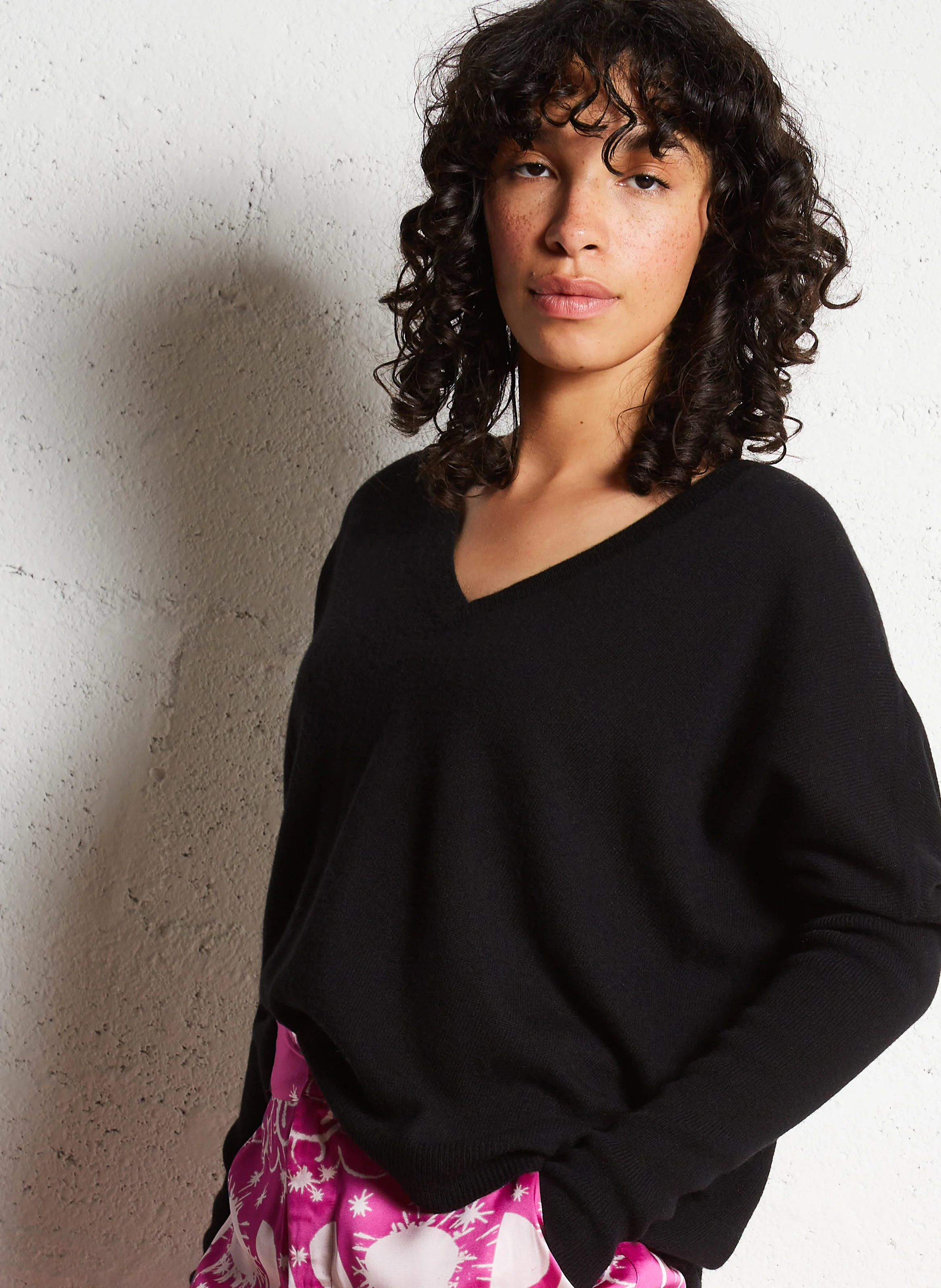 AUROLA - Pull ample col V à strass en laine et cachemire | Noir