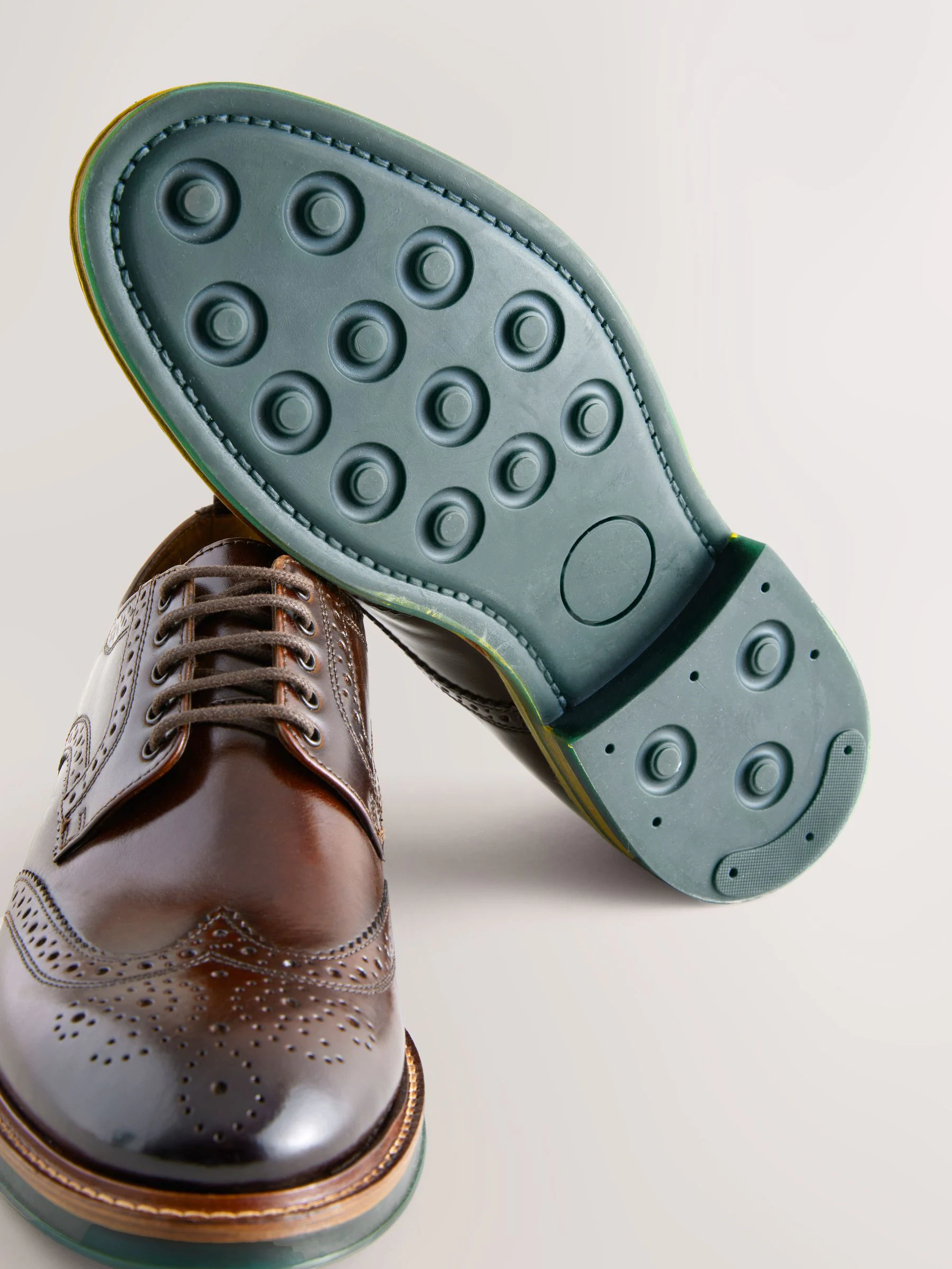 Bruin - Standaard pasvorm - Leren brogues met contrasterende dikke zool