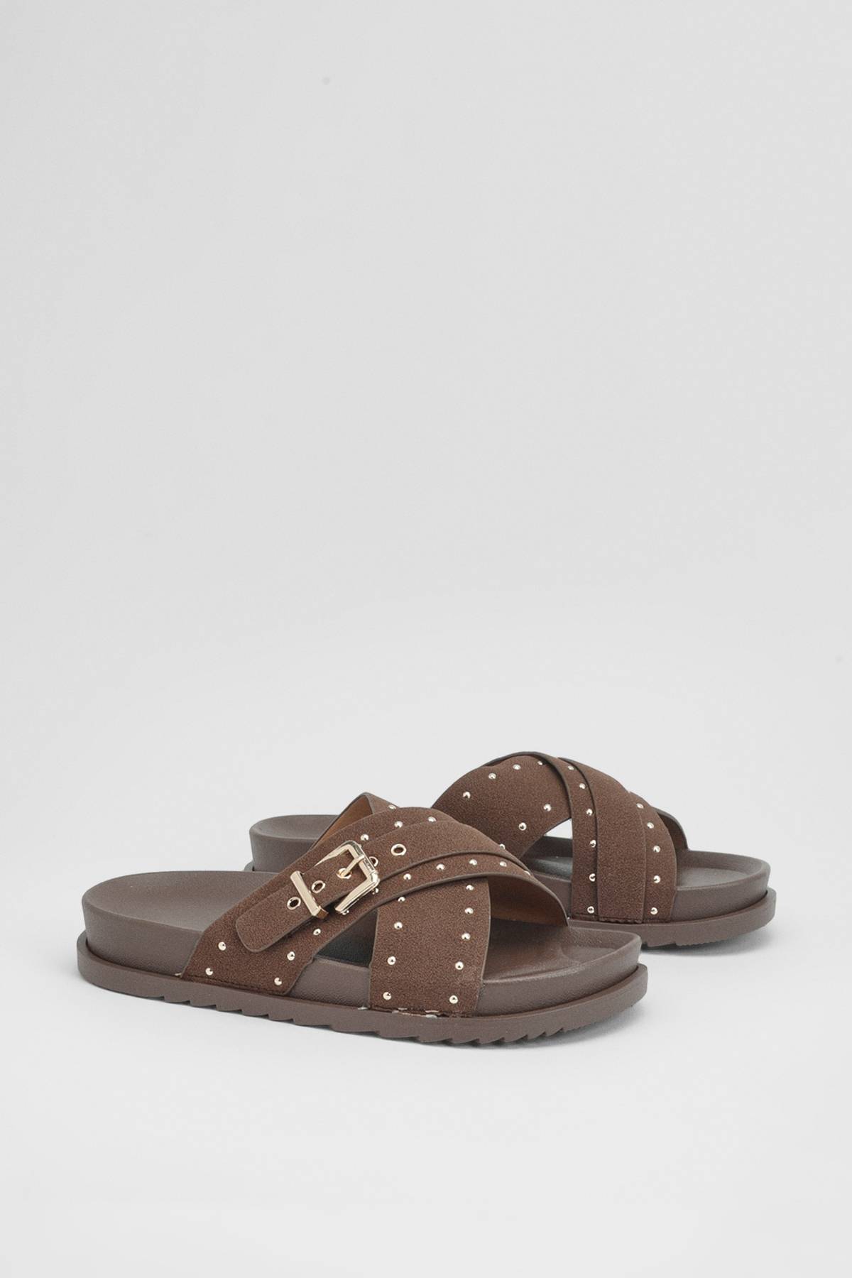 boohoo Mules À Semelle Anatomique Avec Brides Croisées En Synthétique Ornées De Clous