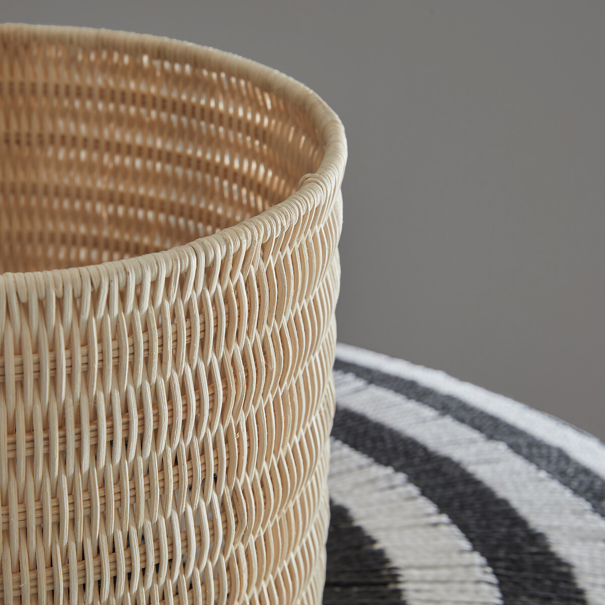 OTTO STUDIO PARA AM.PM<br>Luminária pendente Tribe em papel trançado e rattan