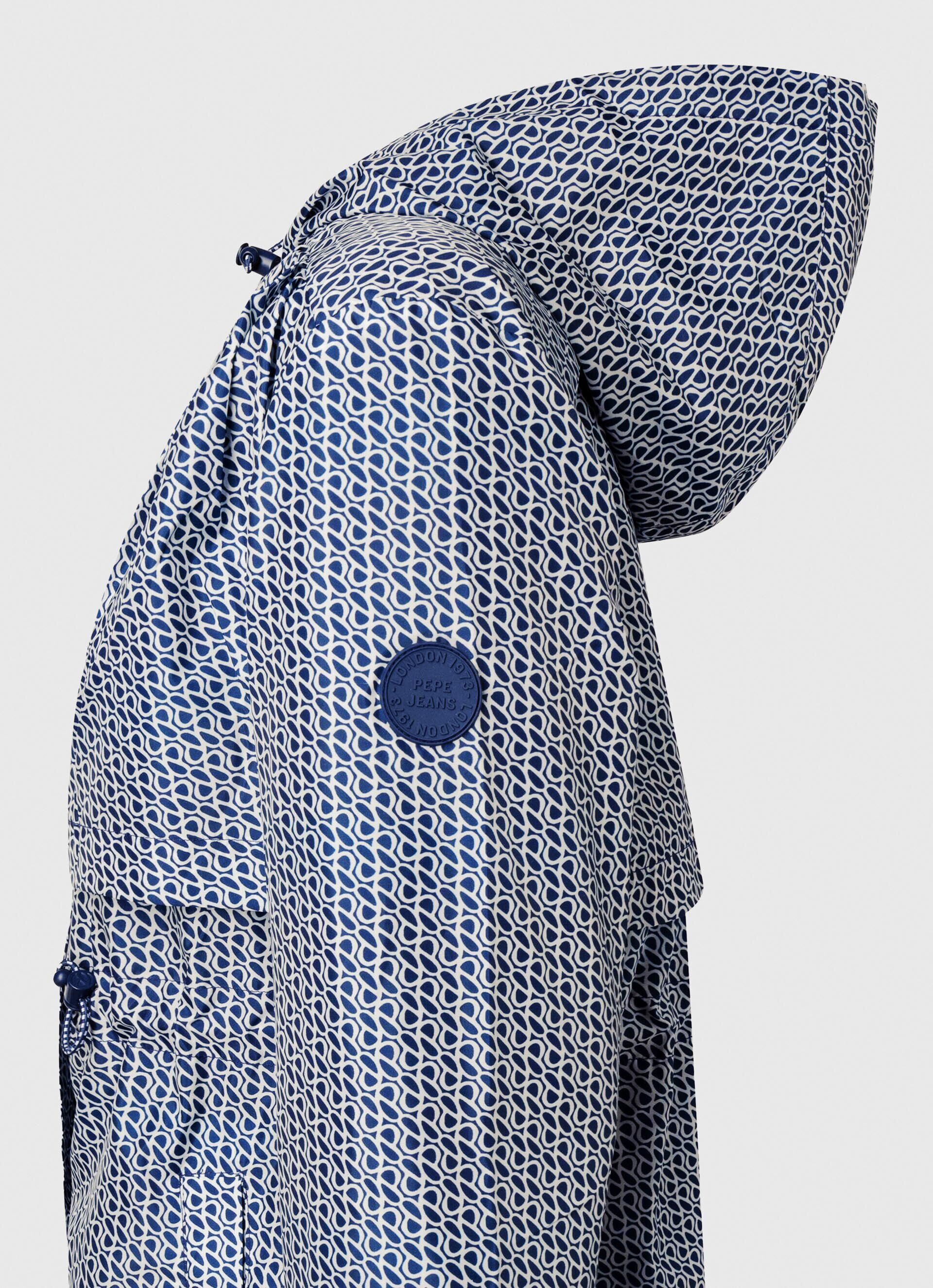 PARKA LEVE COM LOGOTIPO POR TODA A PEÇA - multicolorido