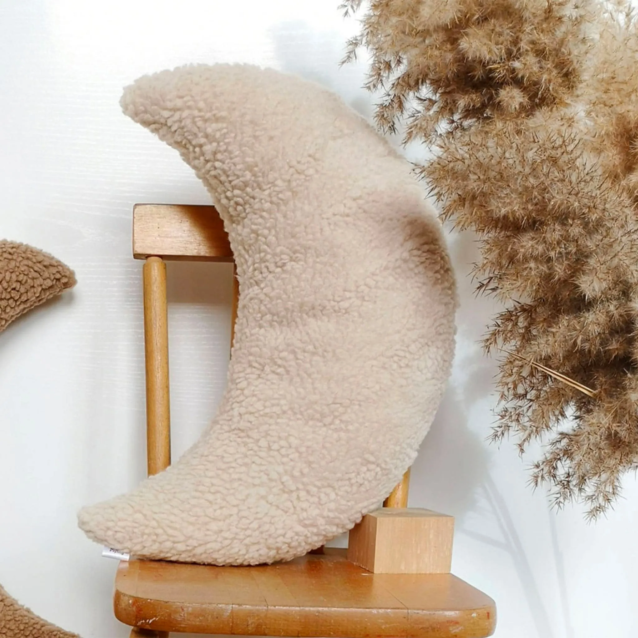 The Butter Flying Coussin Lune Sherpa Beige