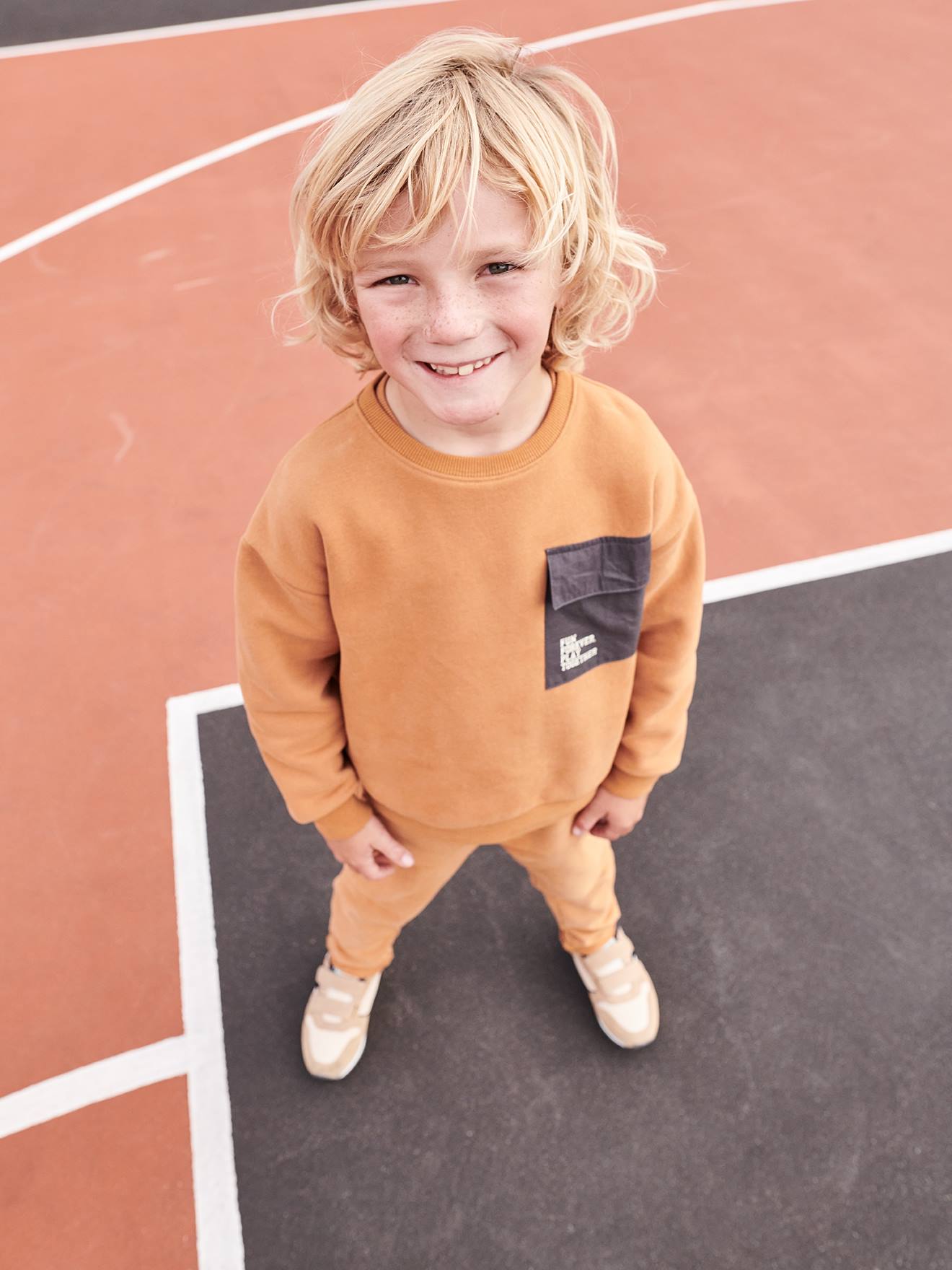 Moletom esportivo cor noz-pecã com dois bolsos de tecido para meninos