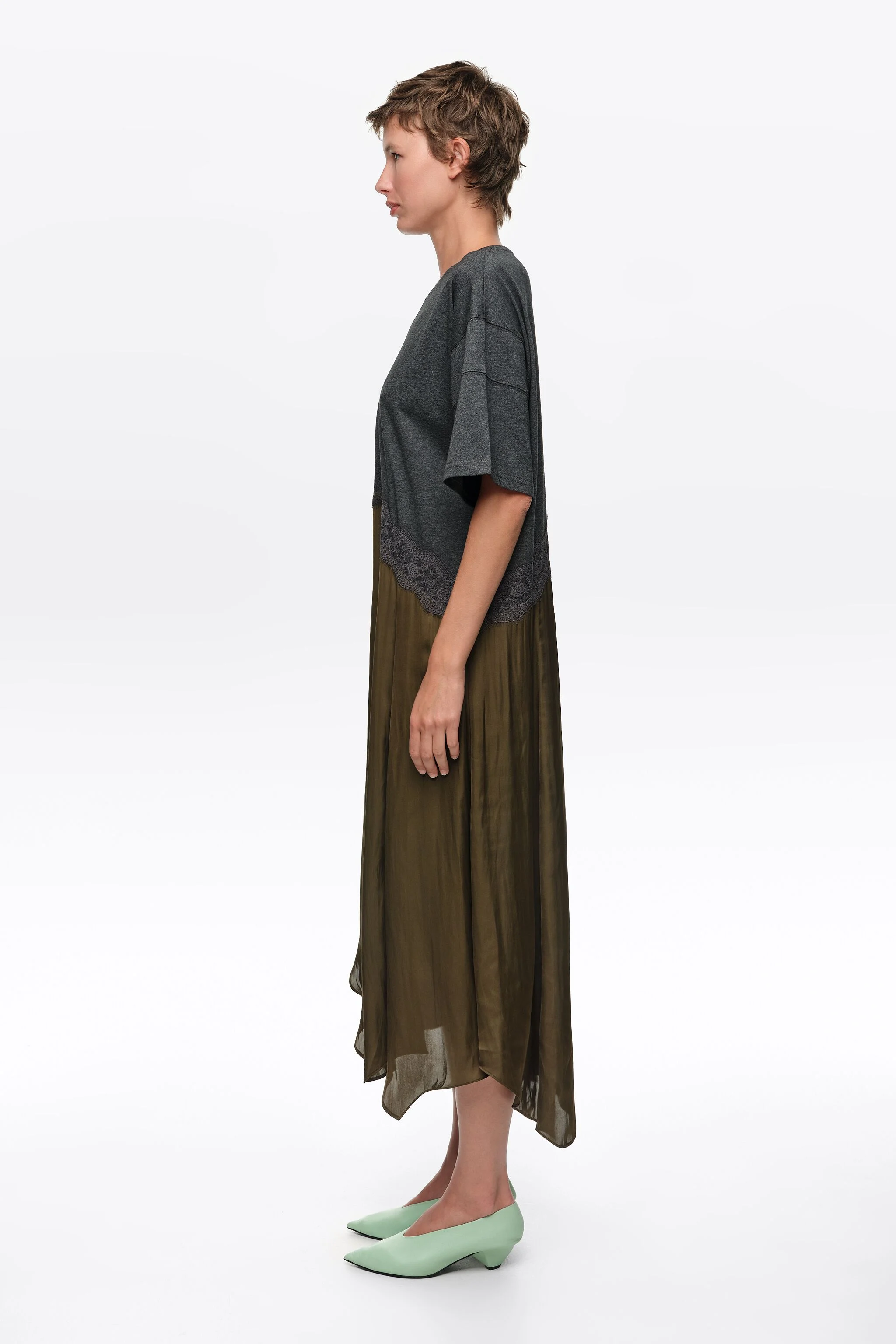 Vestido assimétrico cáqui em dois materiais