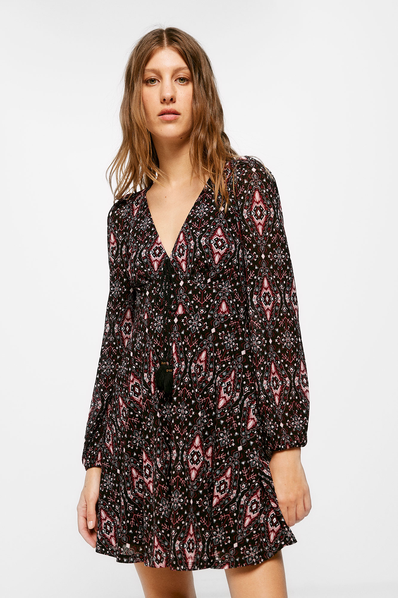 Vestido curto com estampa geométrica