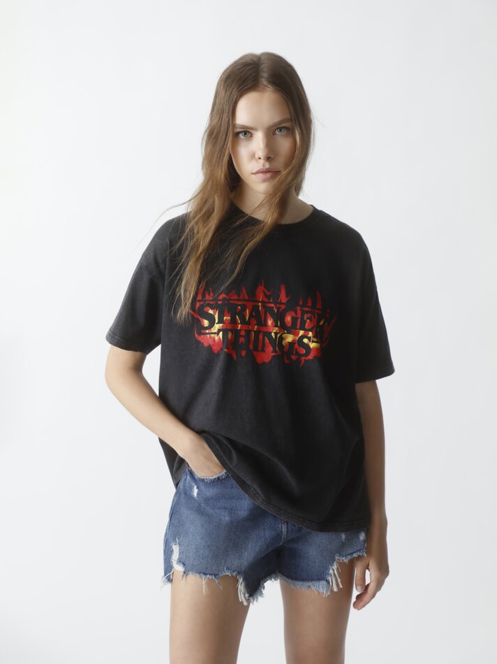 Camiseta estampada Stranger Things - Netflix - Preta