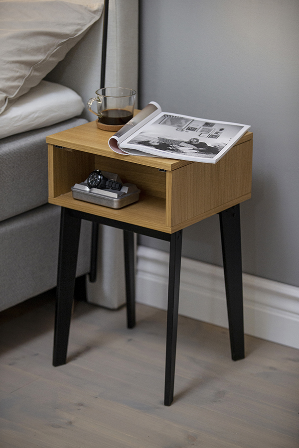 Charon nattbord I oljet eik med sort understell. H: 62 cm.