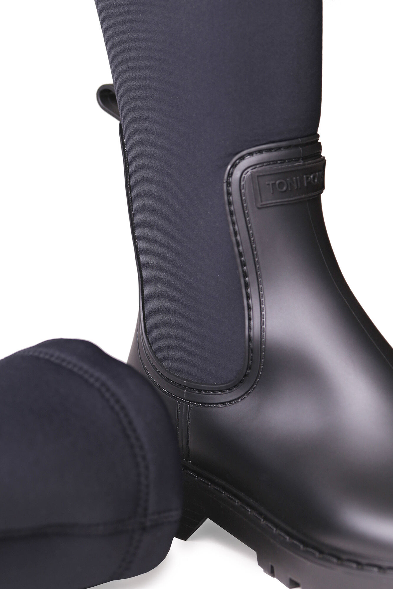Bota de chuva feminina de cano alto em borracha e lycra.