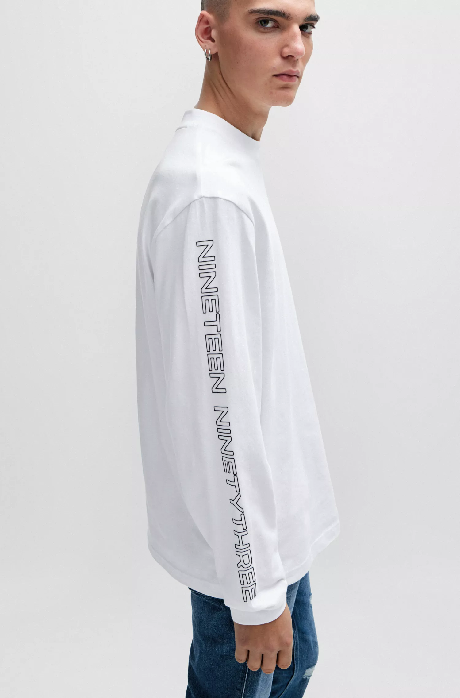 Camiseta HUGO vermelha em malha de algodão com estampas inspiradas em corridas.