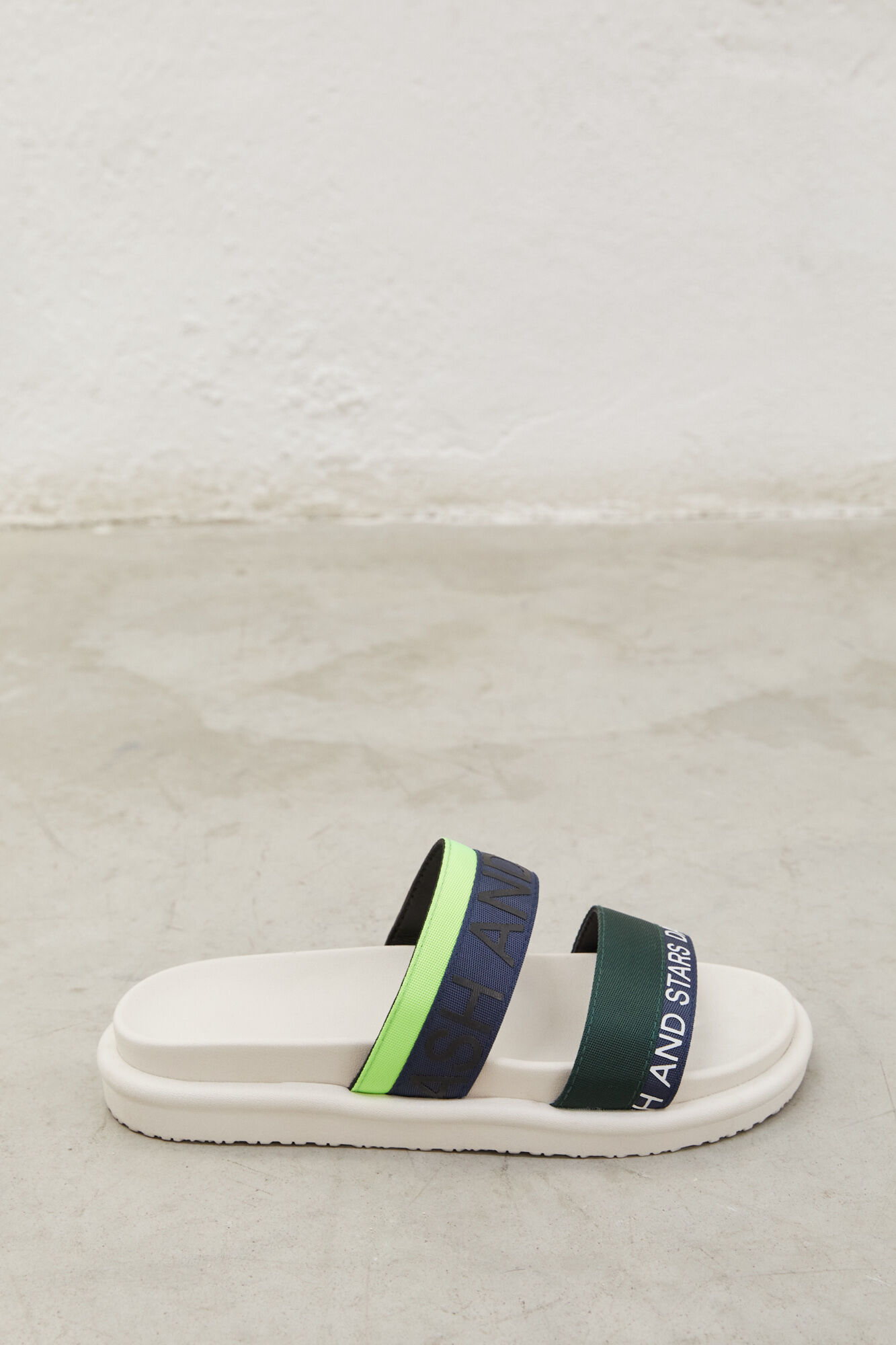 Chinelo de dedo verde multicolorido com tiras - estampa