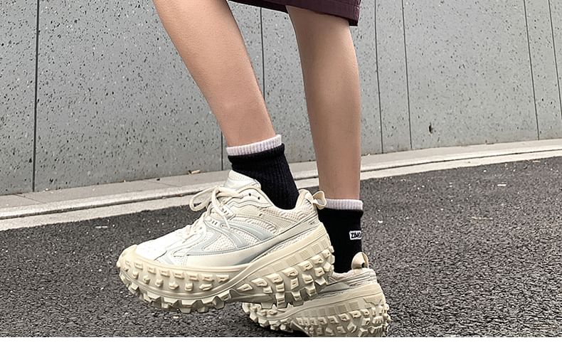 Savenne - Mid Rise Plain Cargo Shorts