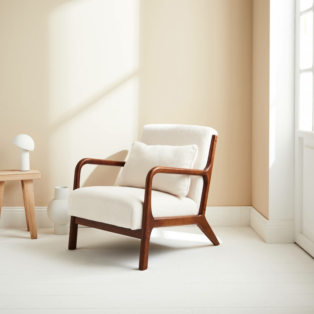 Fauteuil à bouclettes . Pieds bois d'hévéa teinté noyer clair. 1 place droit fixe. Pieds compas scandinave. Structure en bois solide