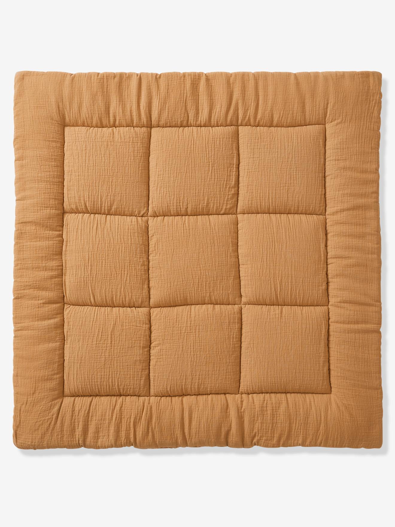 Tapete/Painel de fundo para parquet feito de dois tecidos lisos em tom ocre.