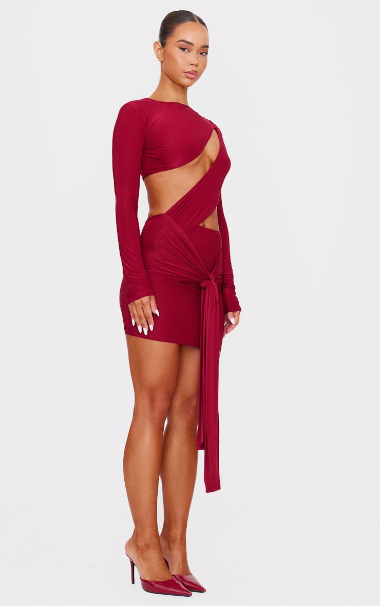 Robe Moulante Drapée À Manches Longues Avec Découpe Poitrine