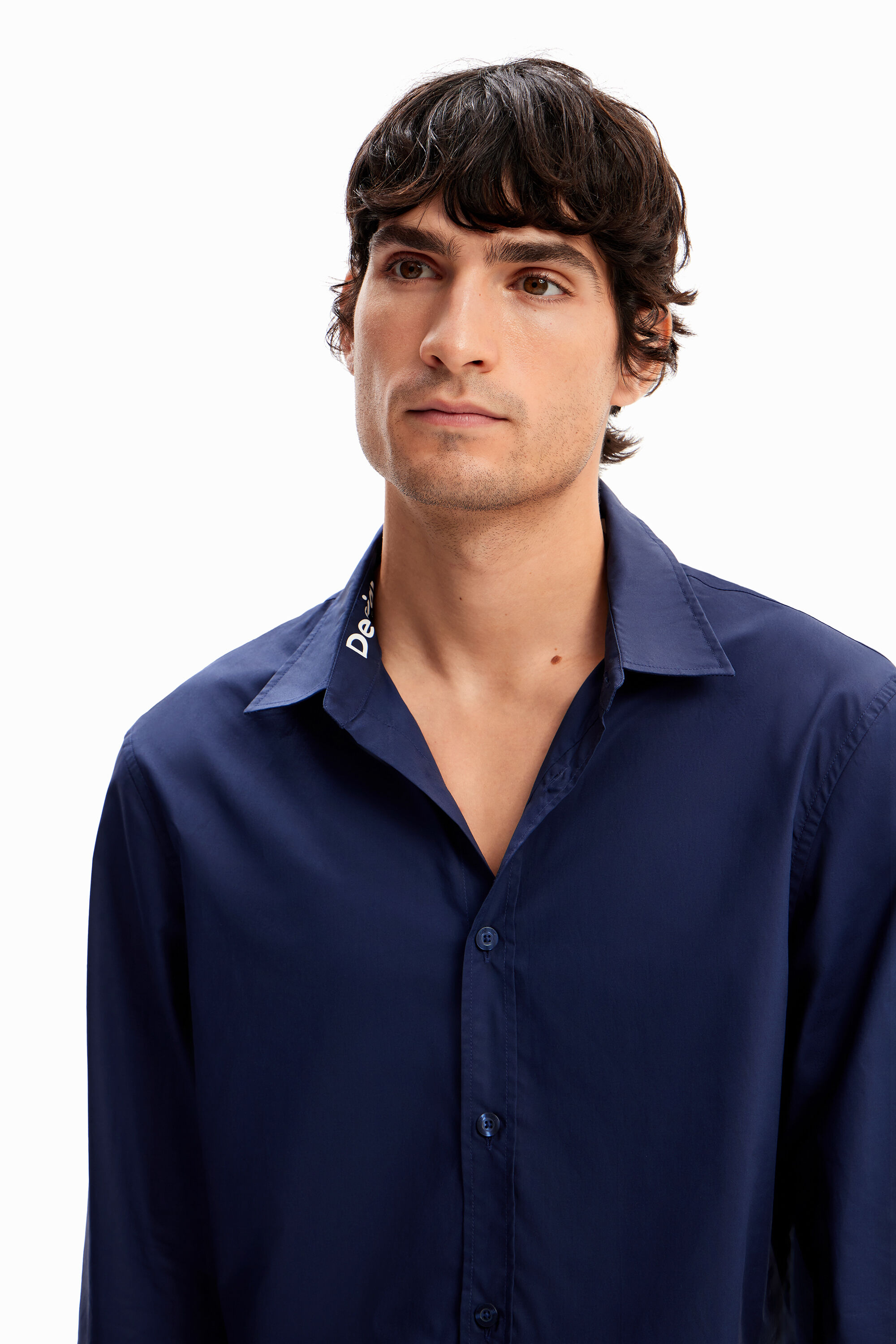 Camisa básica com detalhes contrastantes