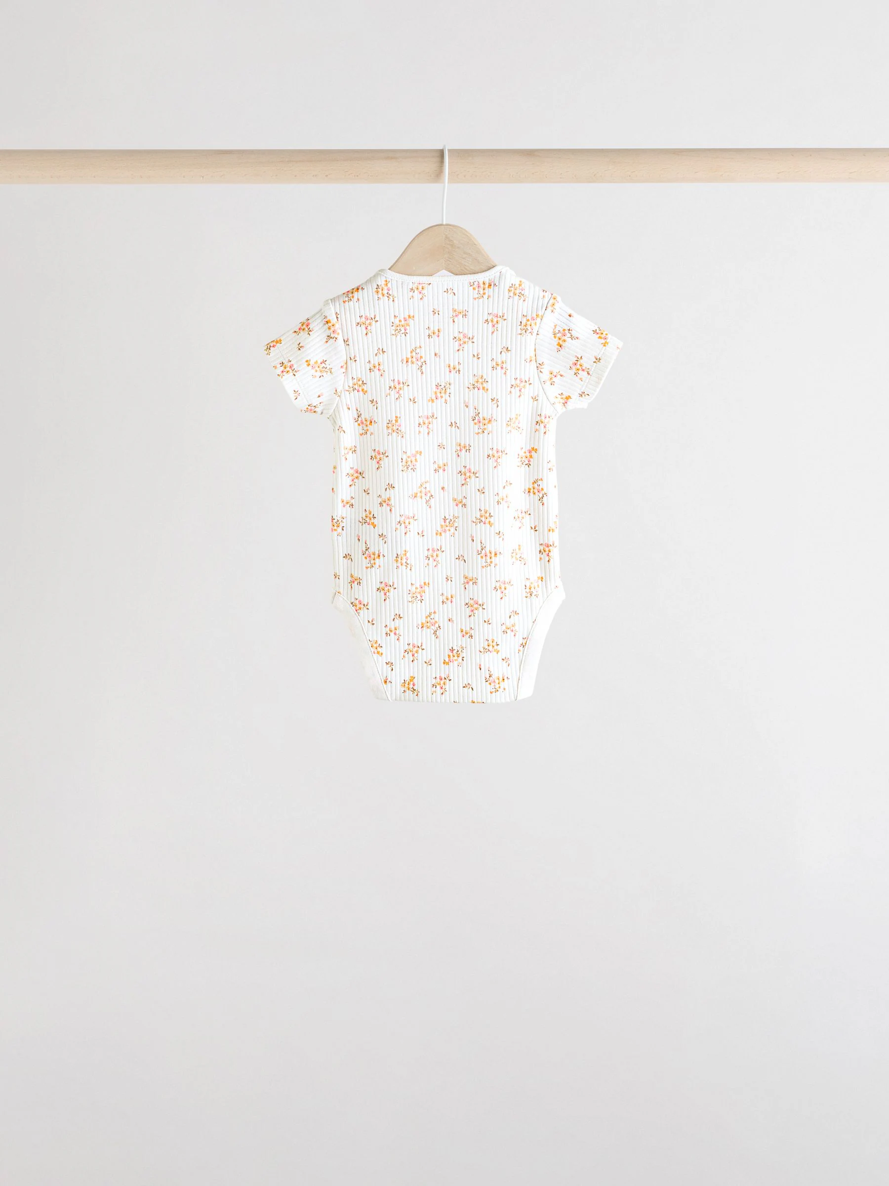 Abrikooskleur met fijne print - 5 Babyrompertjes met korte mouwen