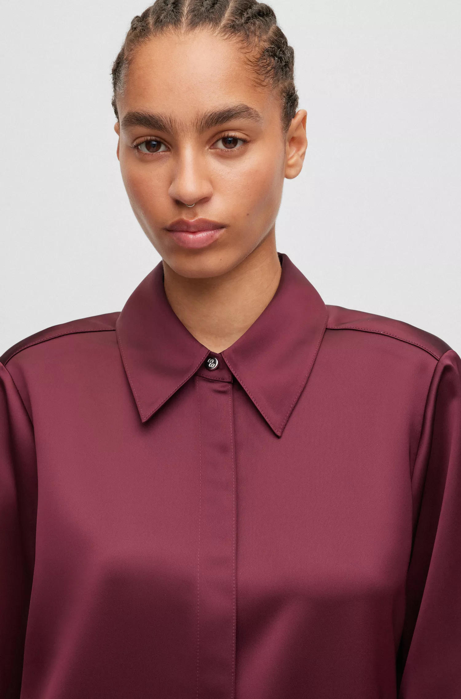 Blusa BOSS preta de corte justo em cetim com detalhes em renda.