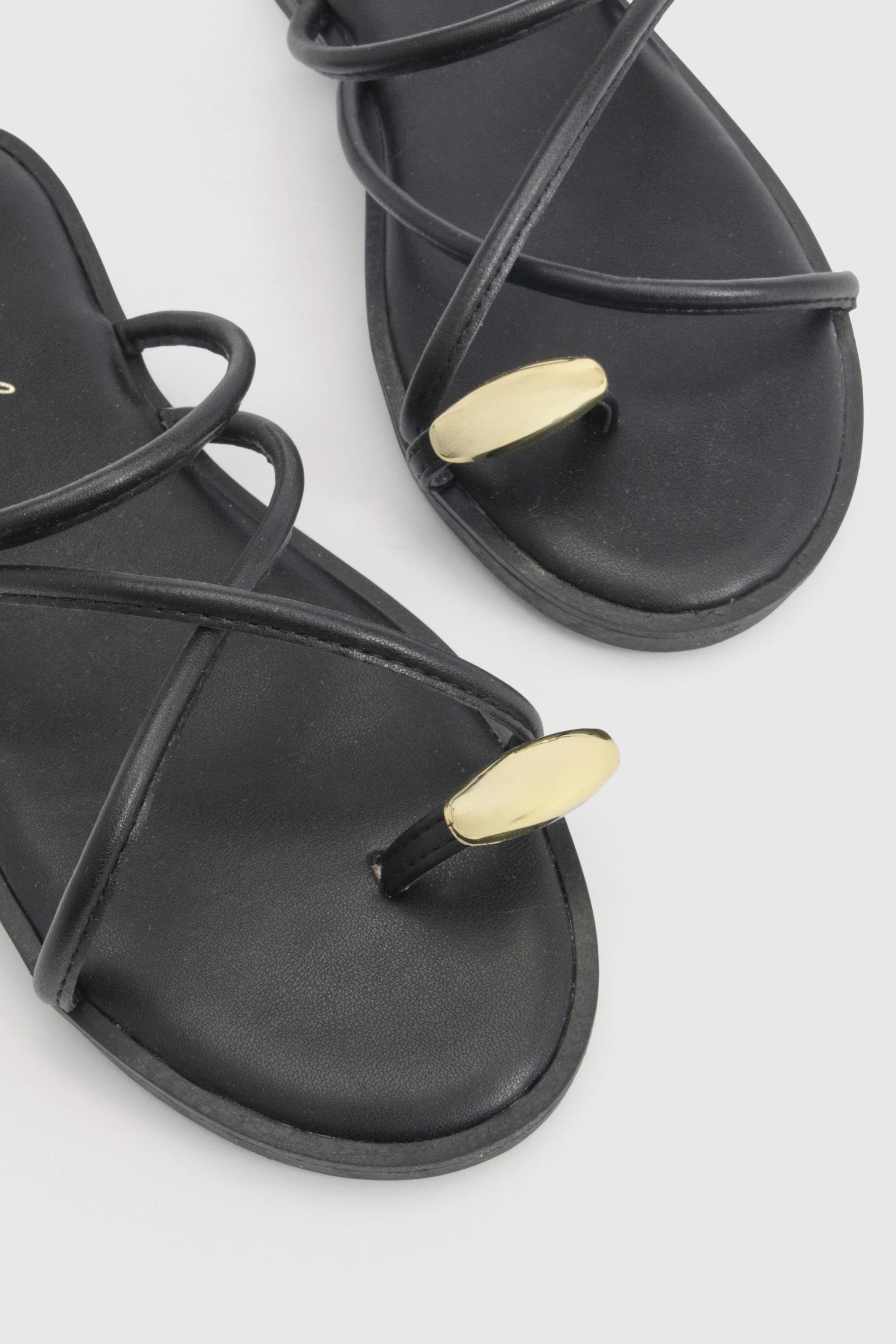 boohoo Sandales À Lanières Entre-Doigts Avec Détails Métalliques