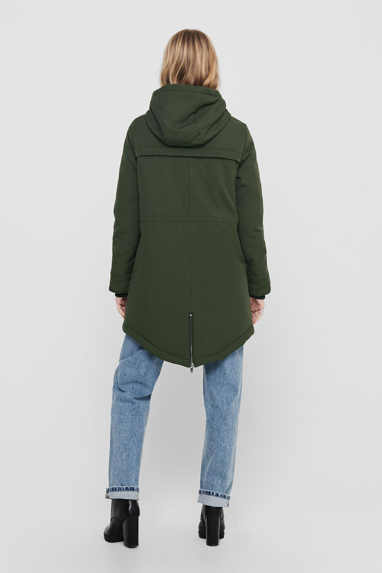 Parka de comprimento 3/4 com capuz e bolsos.