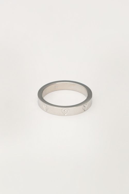 Ring met gegraveerde hartjes