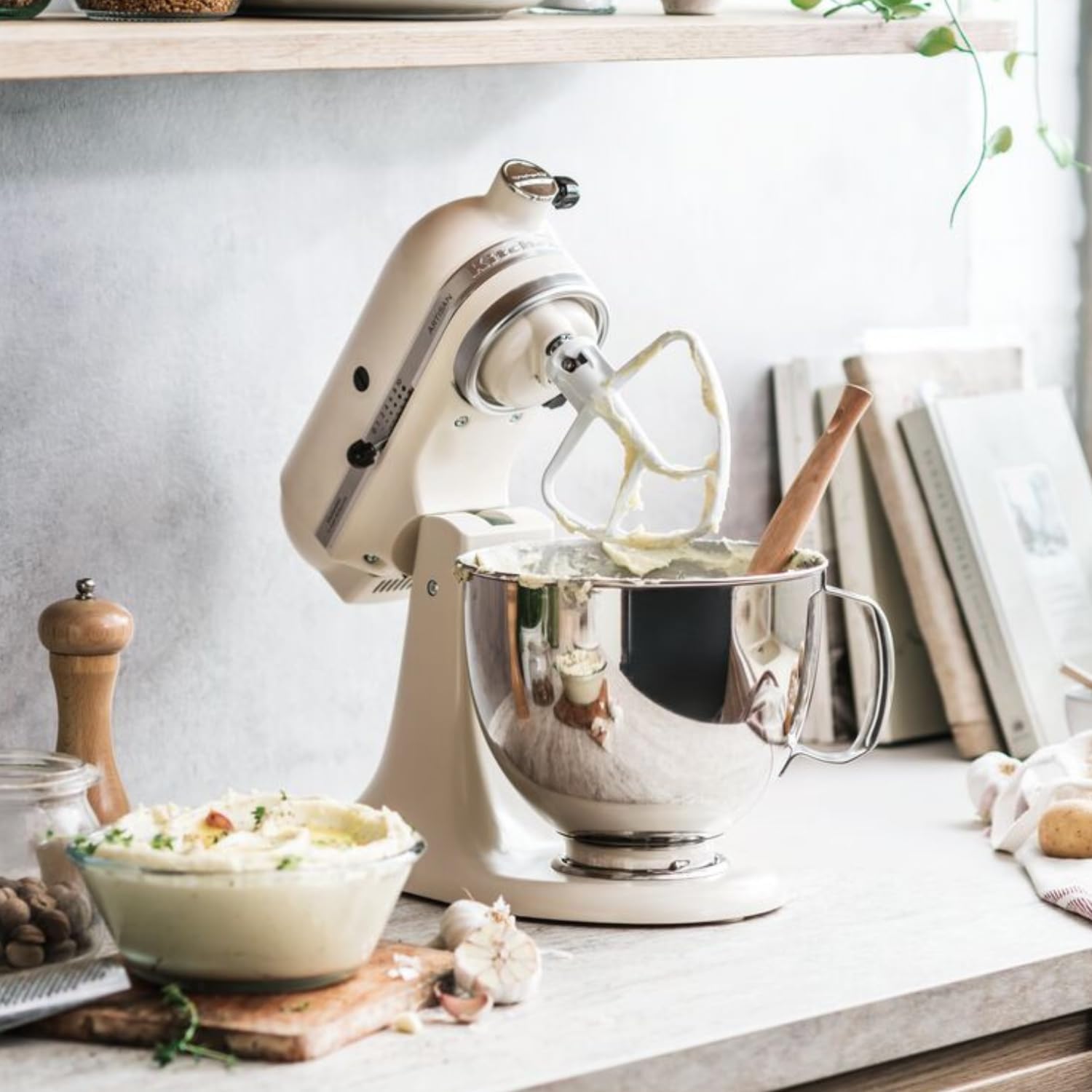 KitchenAid Robot Pâtissier I Artisan I Robot cuisine multifonctions à tête inclinable I Avec 4 accessoires I Bol de 4,8L | Crème