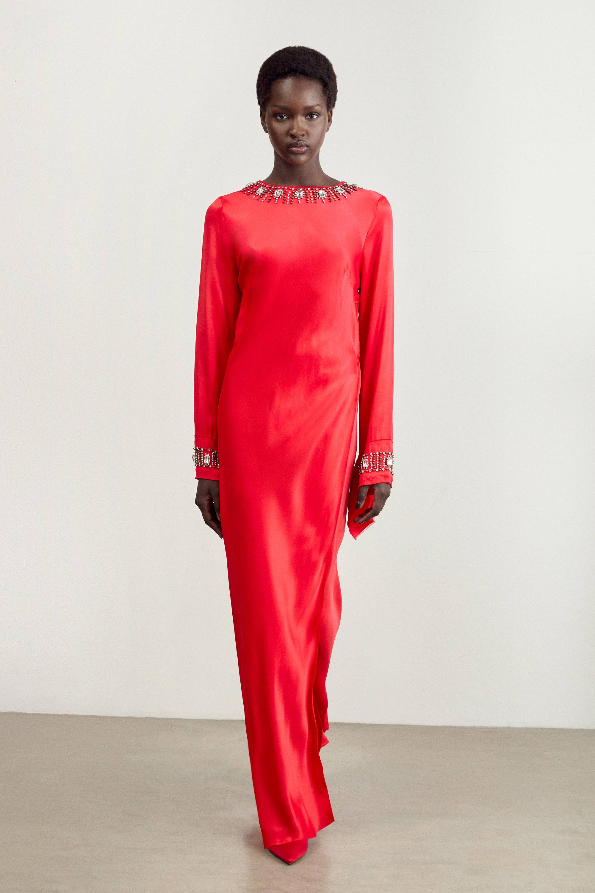 KarenMillen La robe maxi portefeuille en satin à bord brut ornée de cristaux The Founder