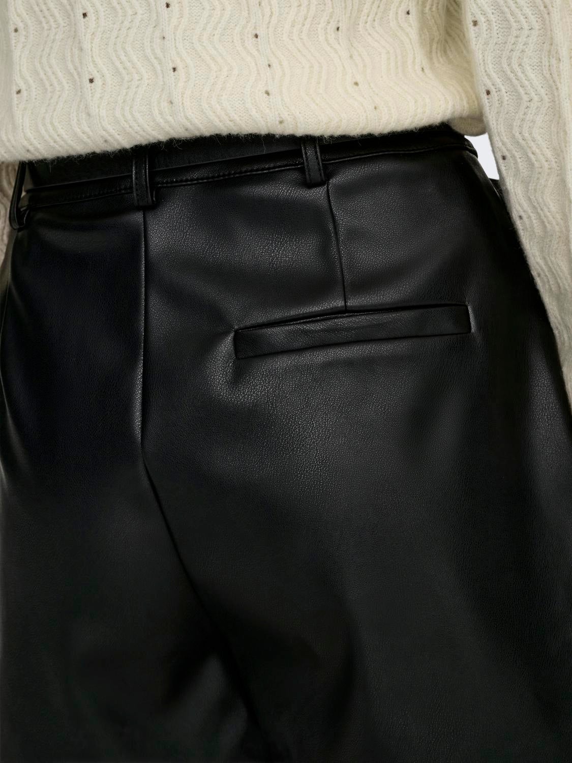ONLMAGGA Locker geschnitten Shorts Black