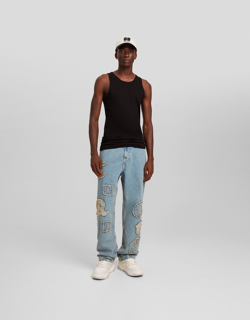 Calça jeans folgada com vários bolsos e aplicações.