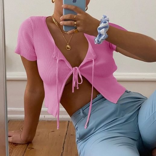 Femme Cradle - Geribbelde crop top met korte mouwen en strik aan de voorkant