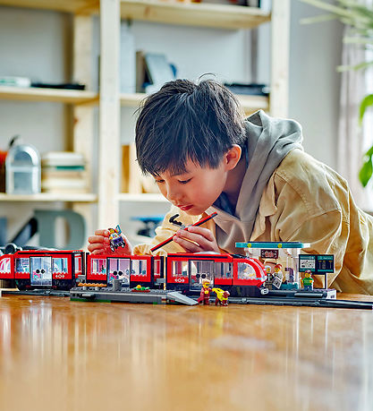 LEGO® City - Straßenbahn mit Haltestelle 60423 - 811 Teile