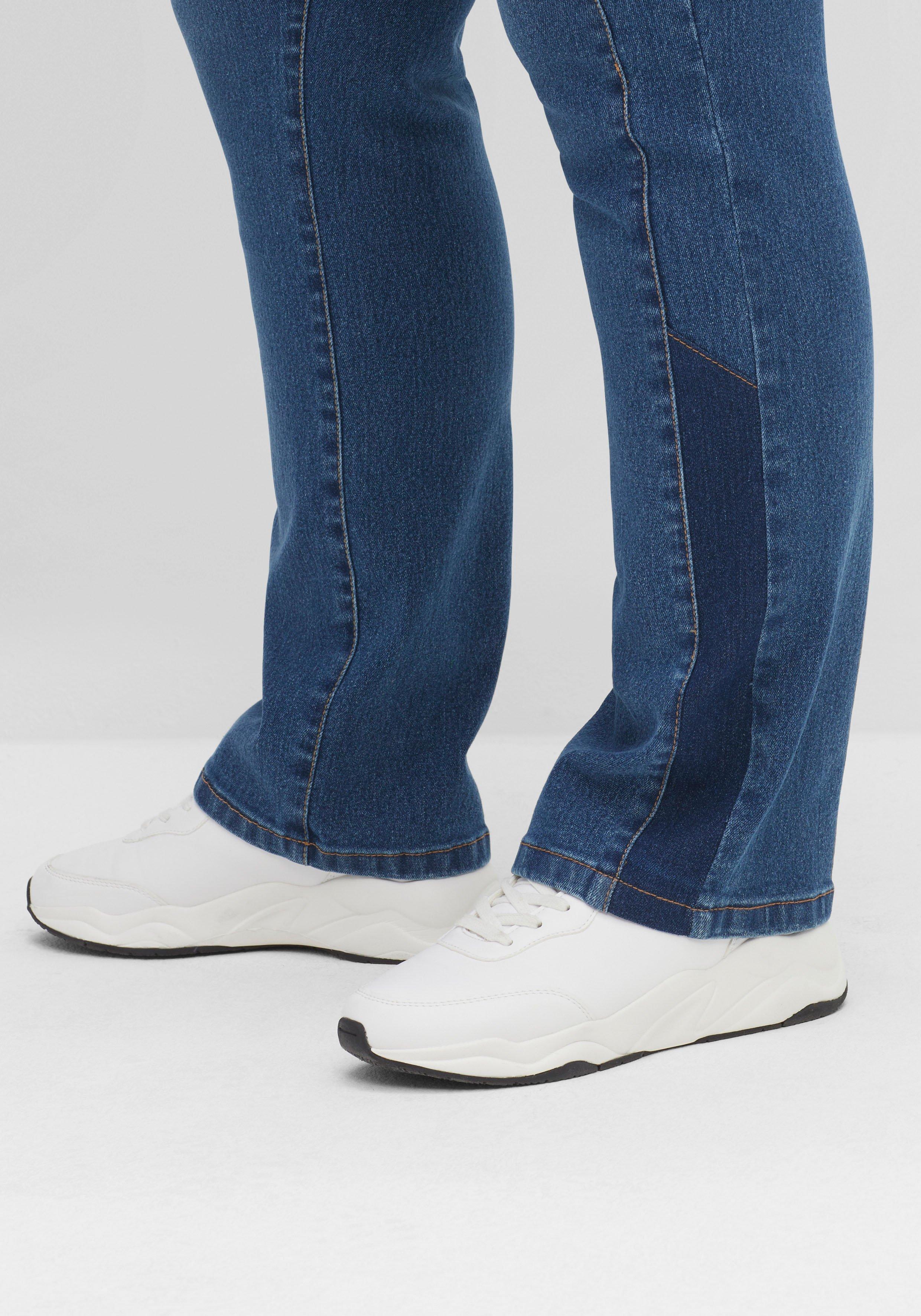 Gerade Jeans mit Kontrastdetails an Bein und Taschen