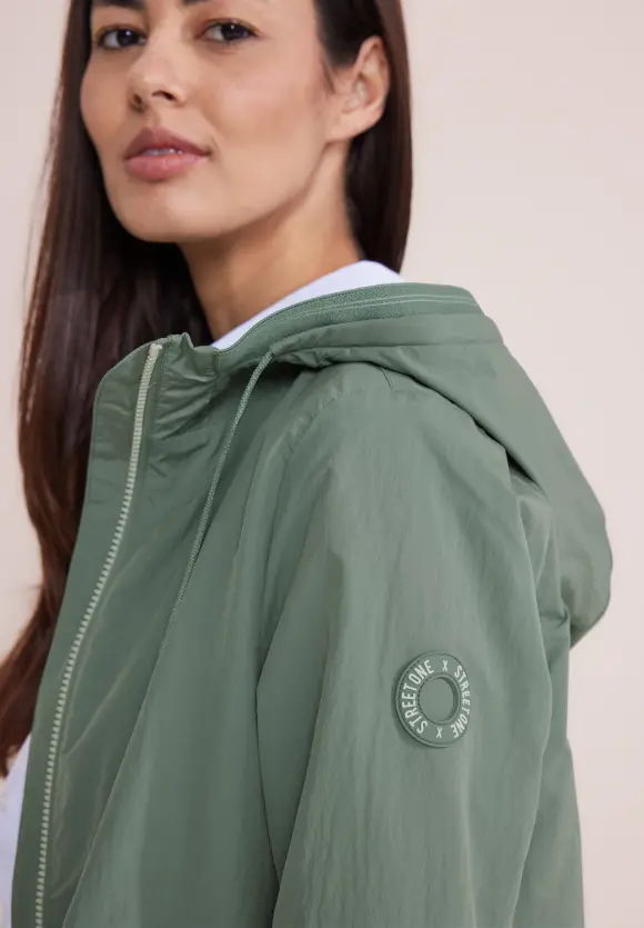 Moderner Windbreaker - dune green
