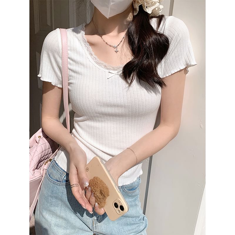 Only Here - Slim fit crop top met korte mouwen, ronde hals, strikaccent en kantafwerking