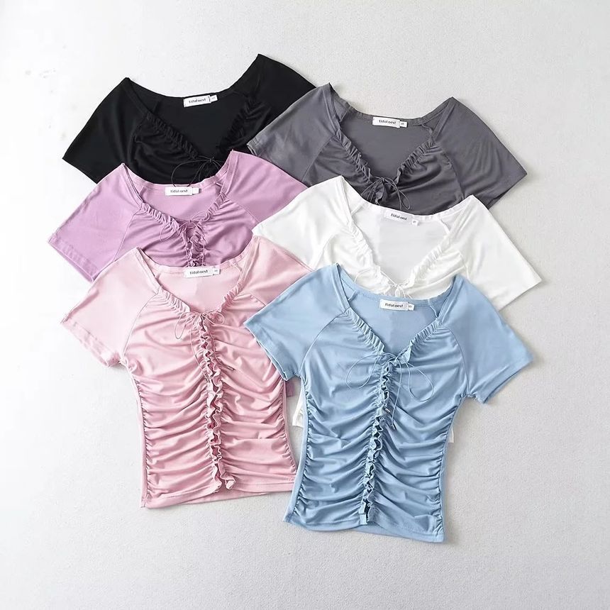 Asiris - Crop top met korte mouwen, V-hals, effen, geplooide rand en vetersluiting, slim fit